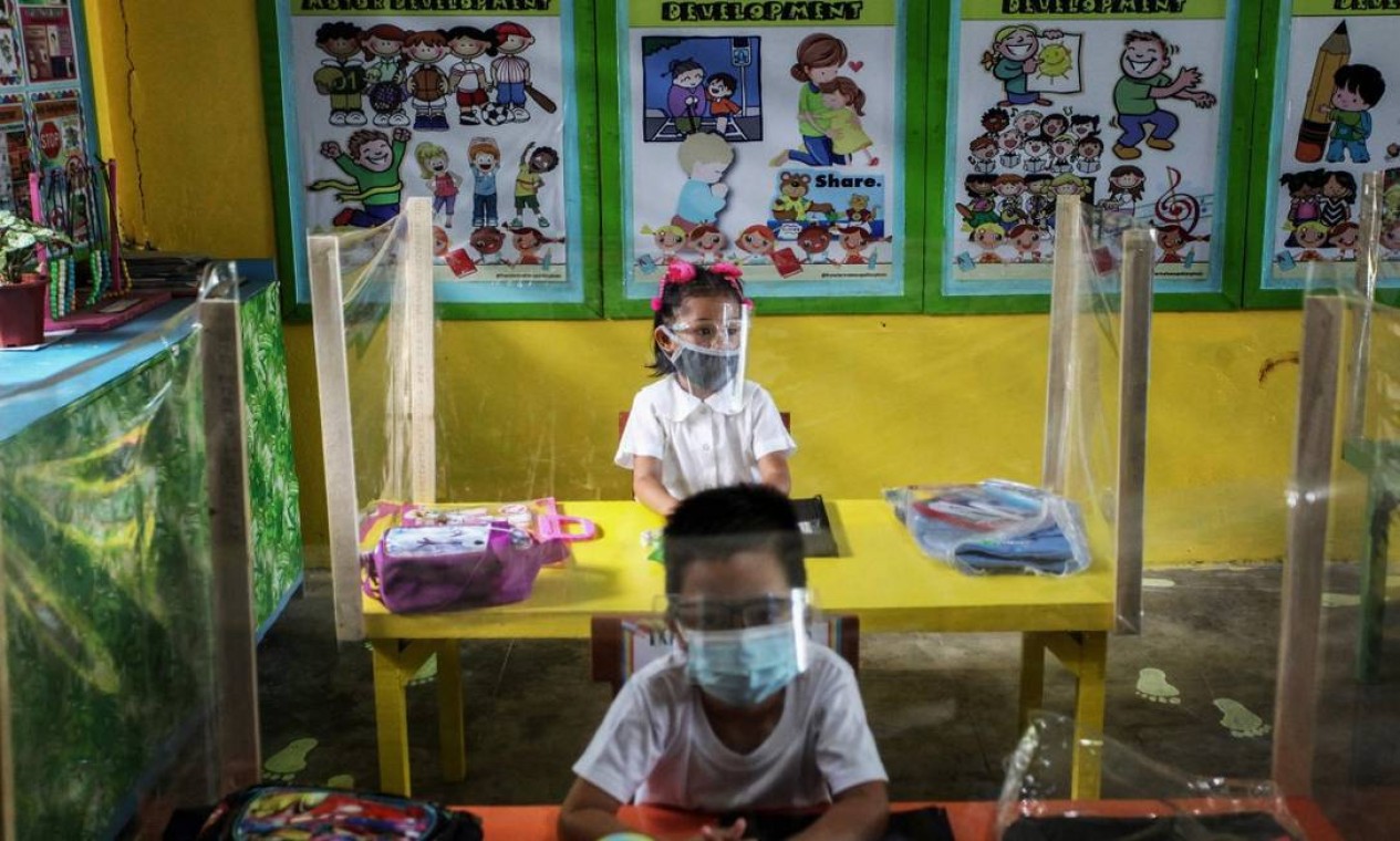 Alunos do jardim de infância assistem a uma aula presencial na cidade de Bogo, na província de Cebu, depois que milhares de crianças retornaram às aulas pela primeira vez desde o início da pandemia de Covid Foto: CHERYL BALDICANTOS / AFP