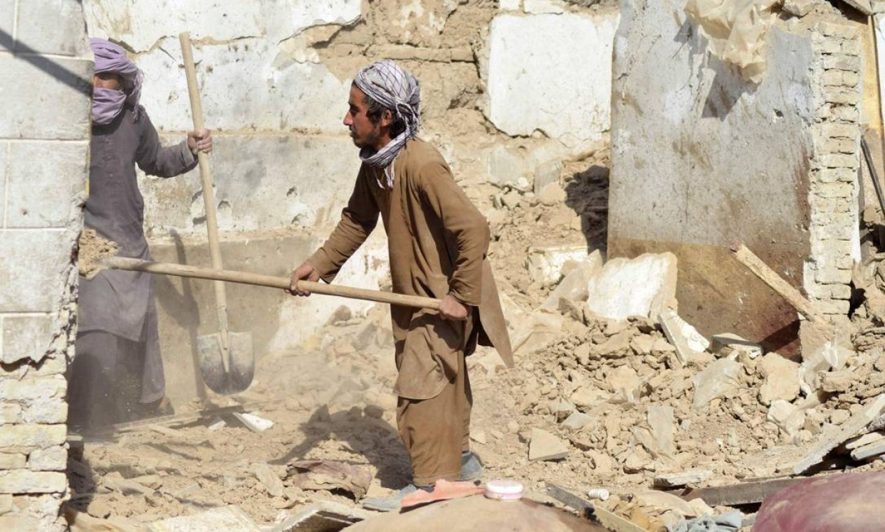Trabalhadores removem escombros de suposto esconderijo do Estado Islâmico após uma operação de membros do Talibã contra o Estado Islâmico-Khorasan, local do grupo jihadista, em Kandahar Foto: JAVED TANVEER / AFP