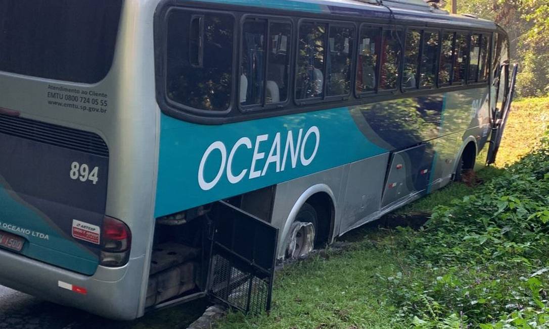 Ônibus foi deixado em cima de um canteiro Foto: Divulgação PM
