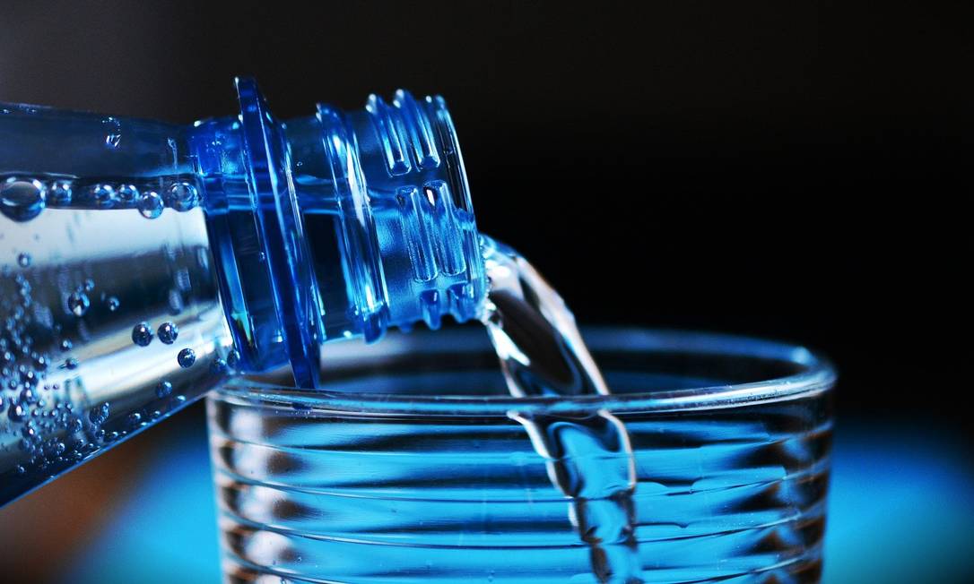 A água engarrafada tem substâncias como o sódio, que em excesso está ligado a doenças como pedras nos rins e hipertensão. Foto: Pixabay