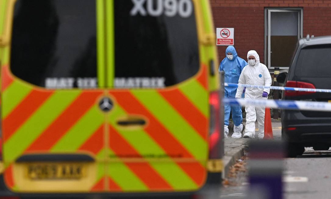 Políciais fazem perícia na área da explosão em Liverpool Foto: PAUL ELLIS / AFP