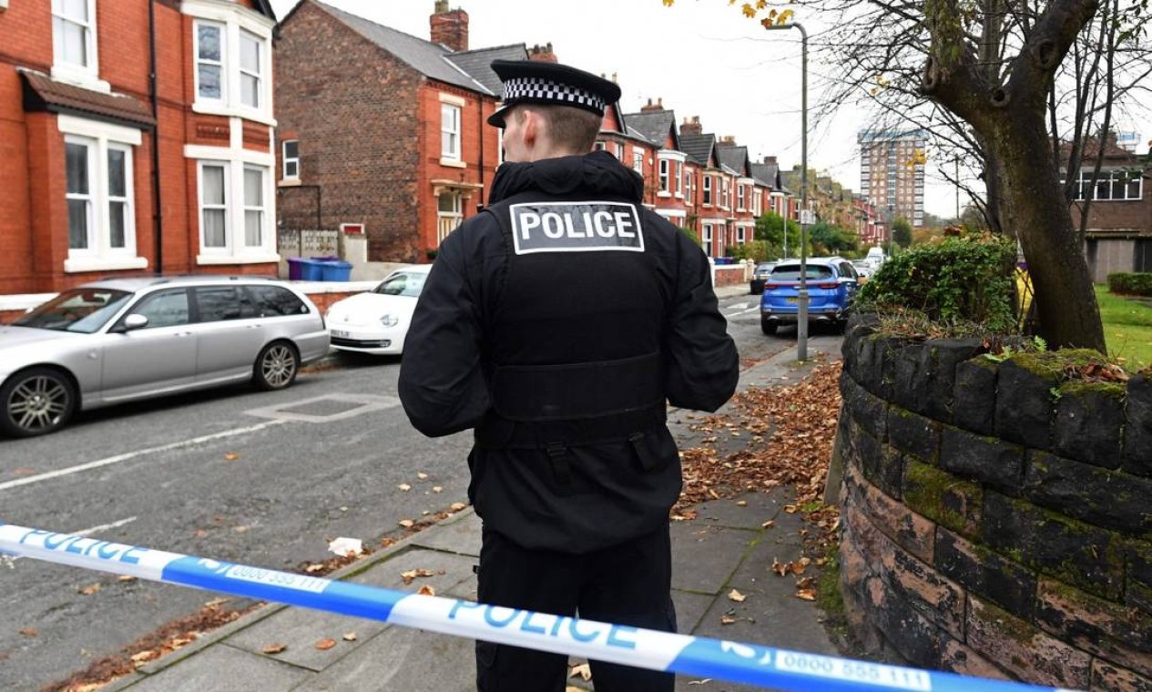Policial vigia área isolada onde passageiro do táxi explodiu uma bomba caseira em frente ao Hospital Feminino de Liverpool. Foto: PAUL ELLIS / AFP