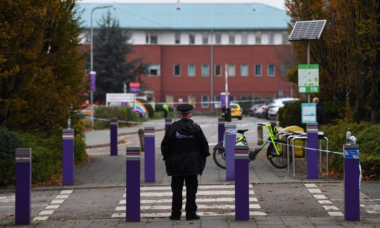 Policial vigia área do Hospital Feminino de Liverpool. Explosão ocorreu um minuto antes de homenagem aos mortos da Primeira Guerra Foto: PAUL ELLIS / AFP