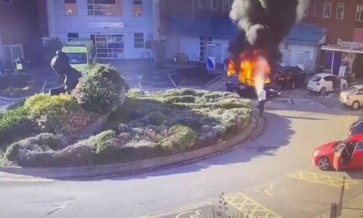 Homem usa extintor para conter chamas no táxi após a explosão Foto: CCTV / CCTV via REUTERS