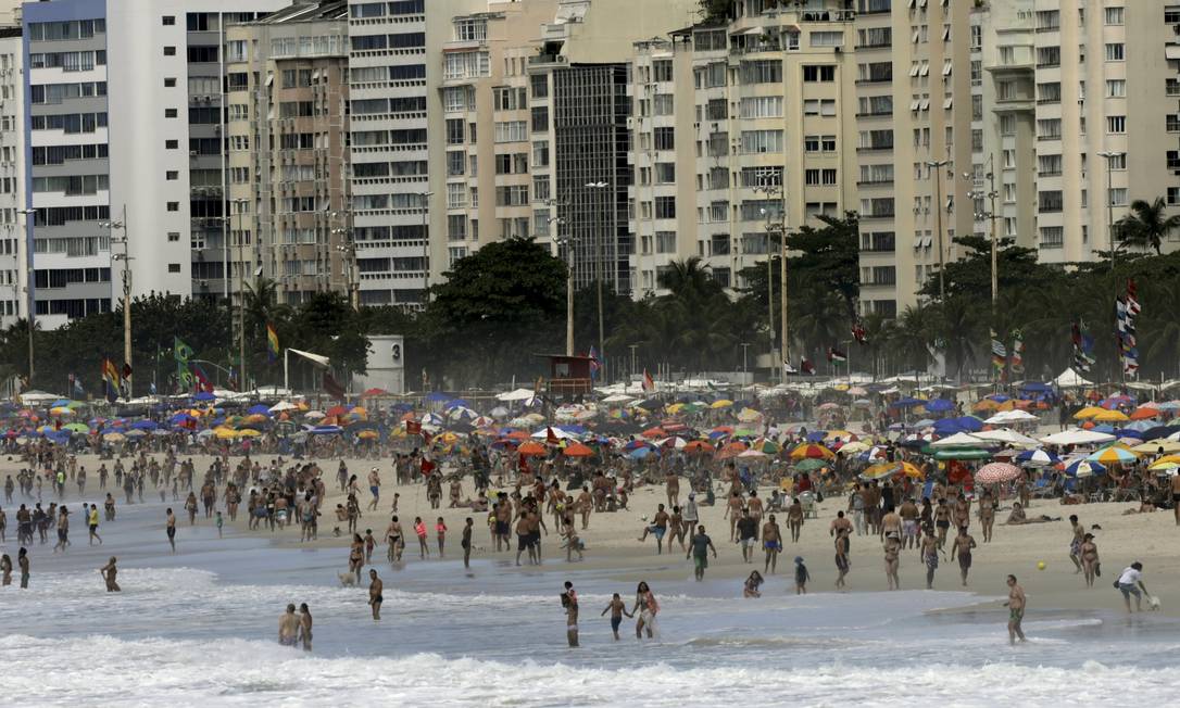 Banhistas aproveitam a Praia de Copacabana no feriado desta segunda-feira Foto: Gabriel de Paiva / Agência O Globo