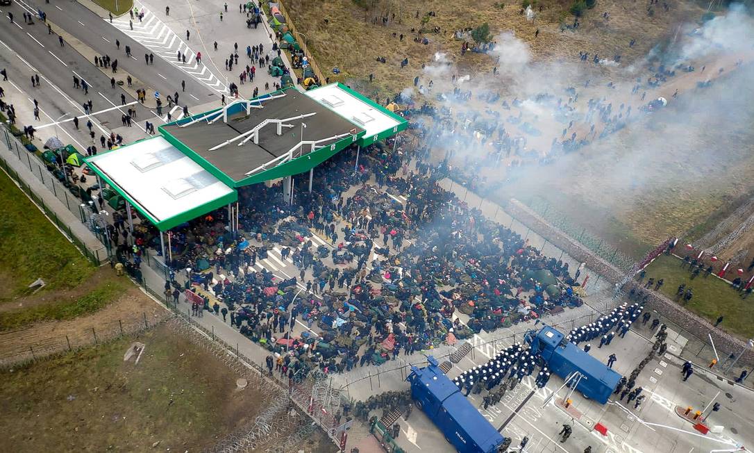 Polícia polonesa bloqueia tráfego na fronteira com a Bielorrússia Foto: POLICJA PODLASKA / via REUTERS