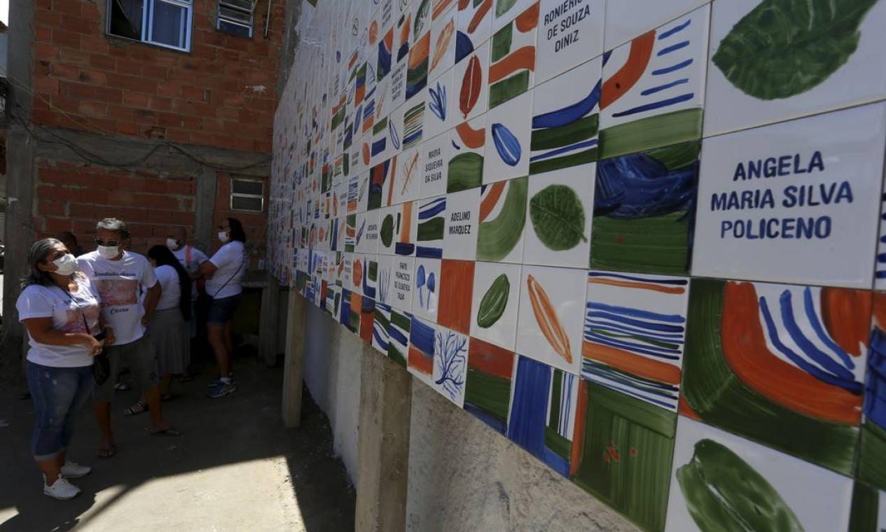 Memorial traz os nomes de 72 moradores do Complexo que perderam suas vidas para o coronavírus Foto: Fabiano Rocha / Agência O Globo