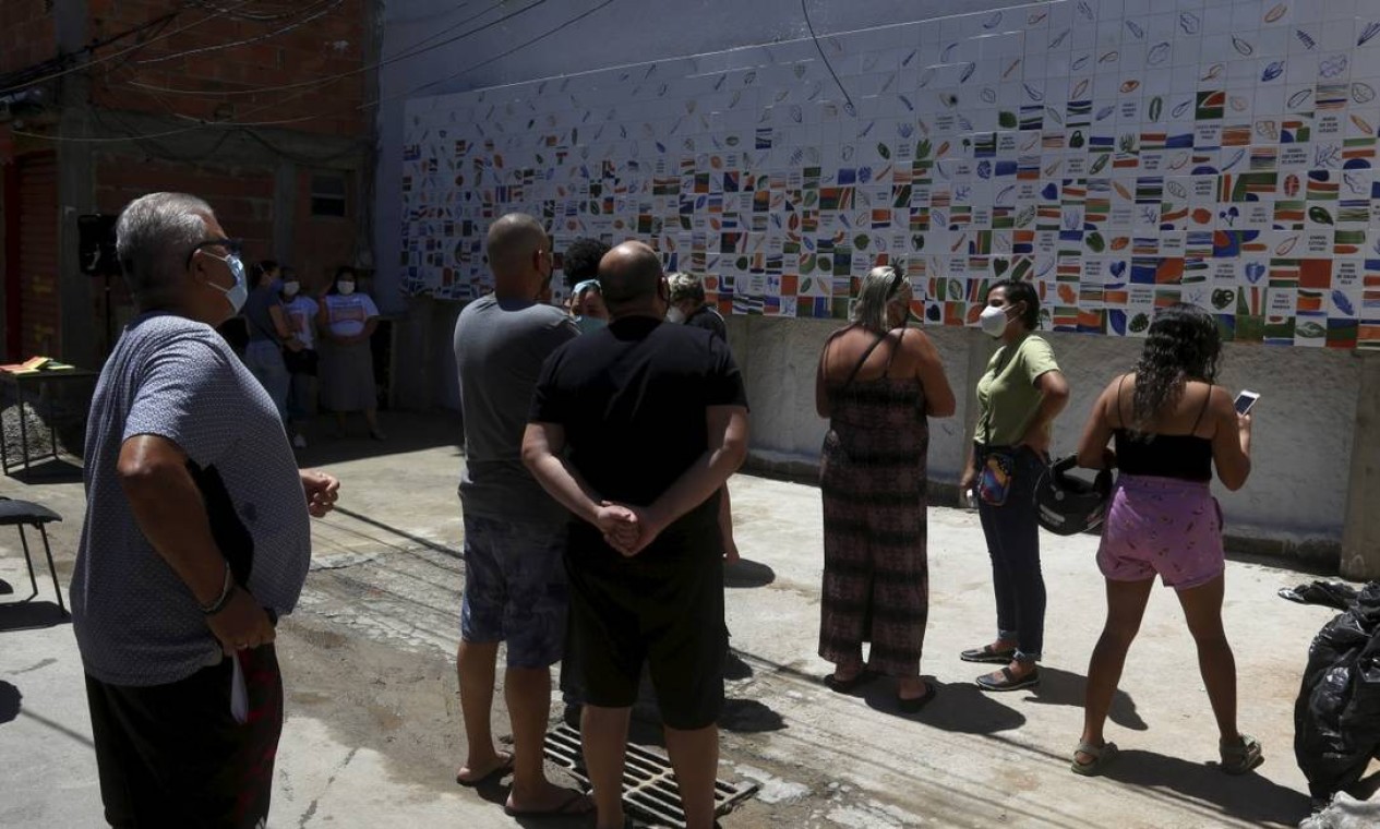 Familiares de vítimas da doença se emocionam ao ver o nome de seus entes queridos estampados nos azulejos Foto: Fabiano Rocha / Agência O Globo