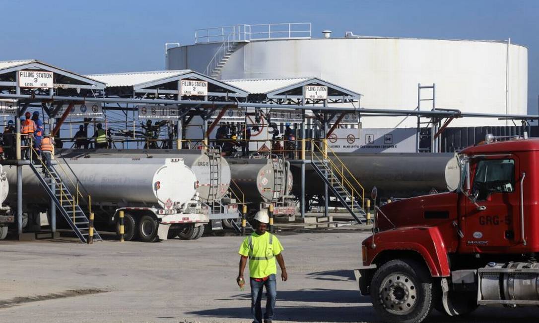 Caminhões-tanque sendo abastecidos no terminal de combustível de Varreux, em Porto Príncipe, no Haiti, depois que um grupo de gangues amenizou um bloqueio imposto desde 27 de outubro Foto: RALPH TEDY EROL / REUTERS