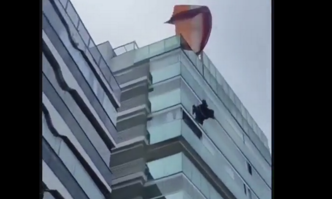 Homem que voava de parapente na orla de Vila Velha ficou preso a um prédio Foto: Redes Sociais