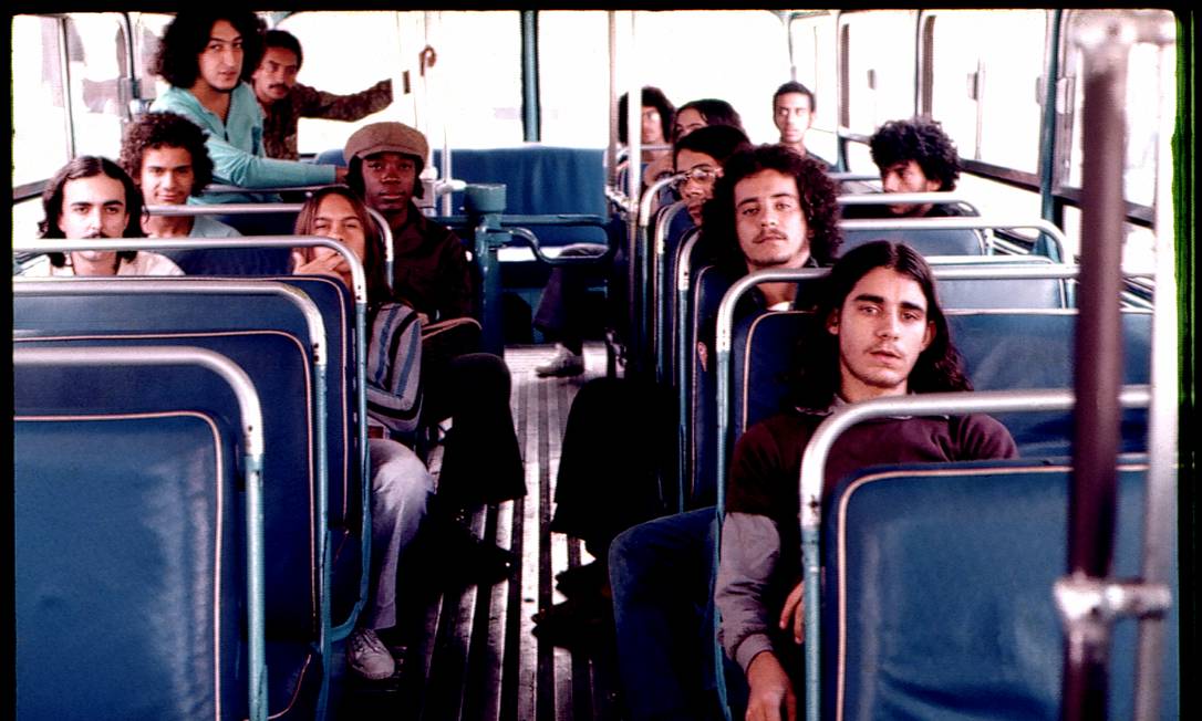 É de Cafi, de 1972, a foto de Milton Nascimento, Lô Borges, Beto Guedes e todos os mineiros dentro de um ônibus em Belo Horizonte Foto: Divulgação/Cafi
