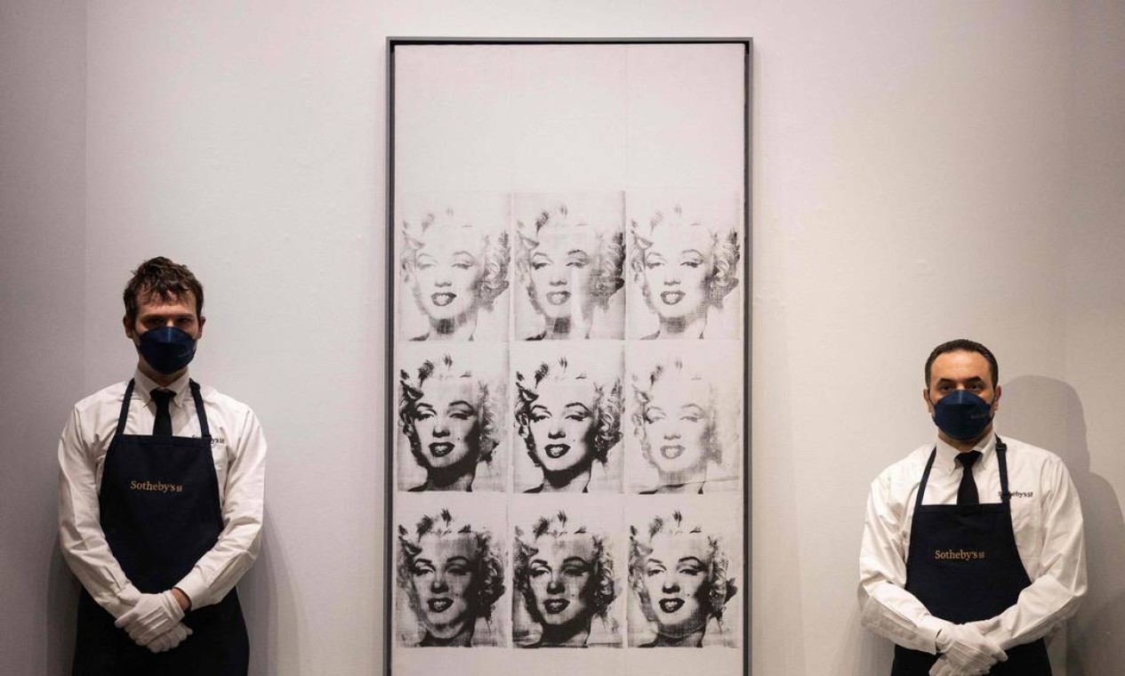 "Nine Marylins" de Andy Warhol é exibido durante um leilão da The Macklowe Collection, na Sotheby's. O quadro foi vendido por US$ 47.373.000 (aproximadamente R$ 250 milhões) Foto: YUKI IWAMURA / AFP