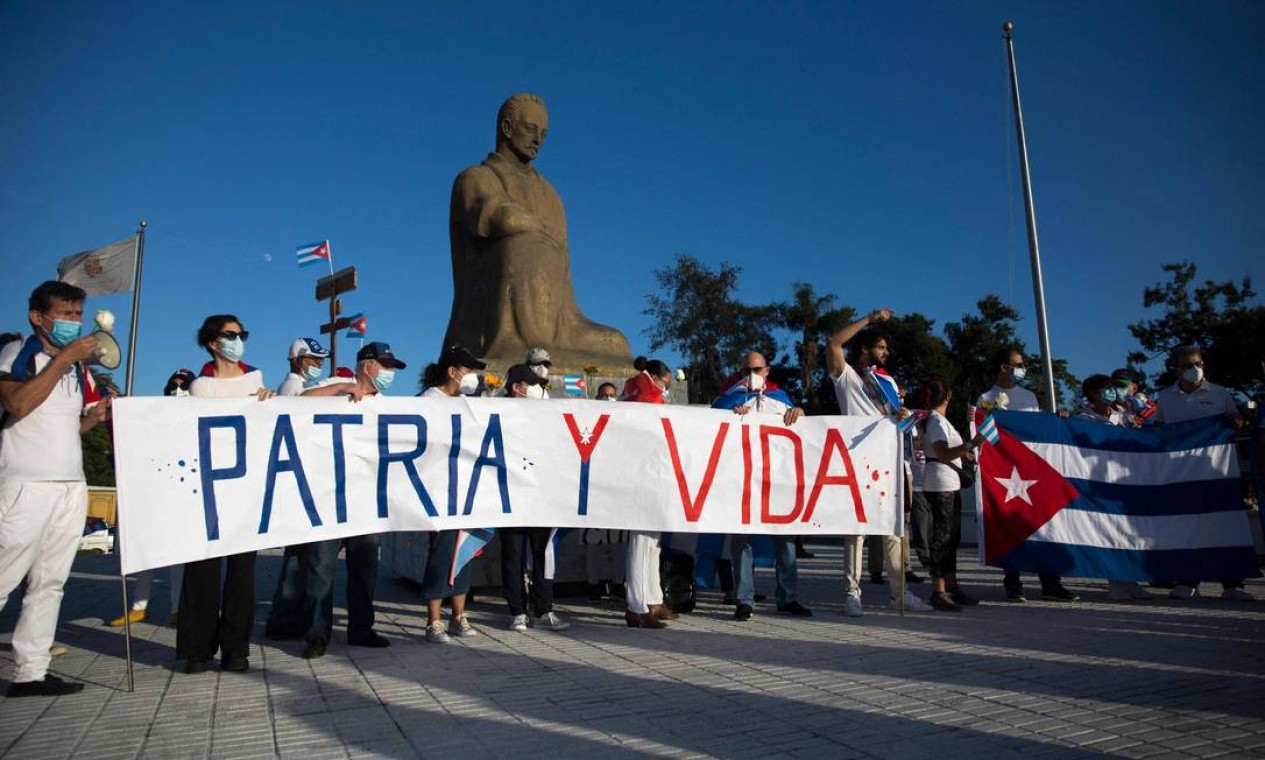 Grupo de cubanos que vive na República Dominicana engrossam manifestações da oposição cubana fora do país, em frente ao Parque José Marti em Santo Domingo Foto: ERIKA SANTELICES / AFP