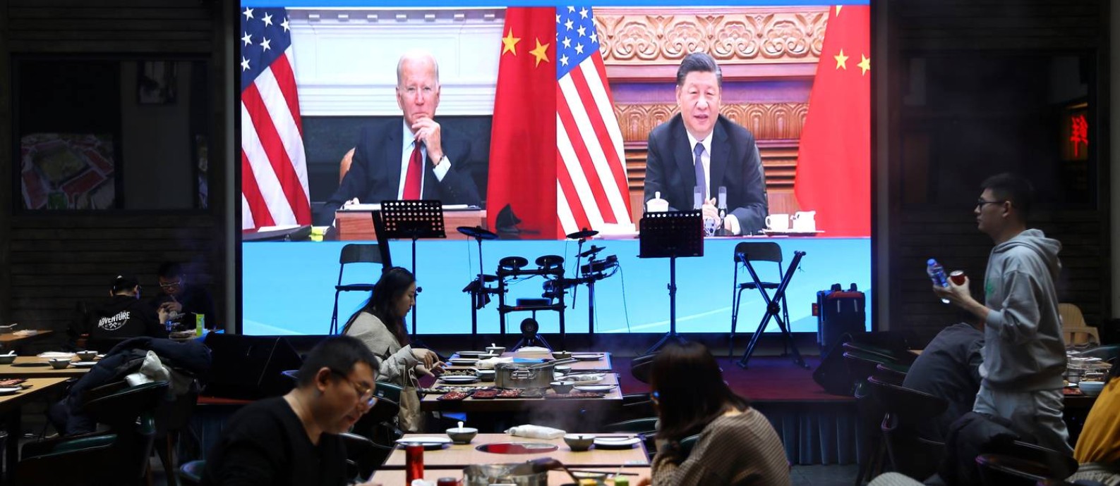 Uma tela em um restaurante em Pequim mostra a cúpula virtual entre Xi e Biden, que durou três horas e 42 minutos Foto: TINGSHU WANG / REUTERS
