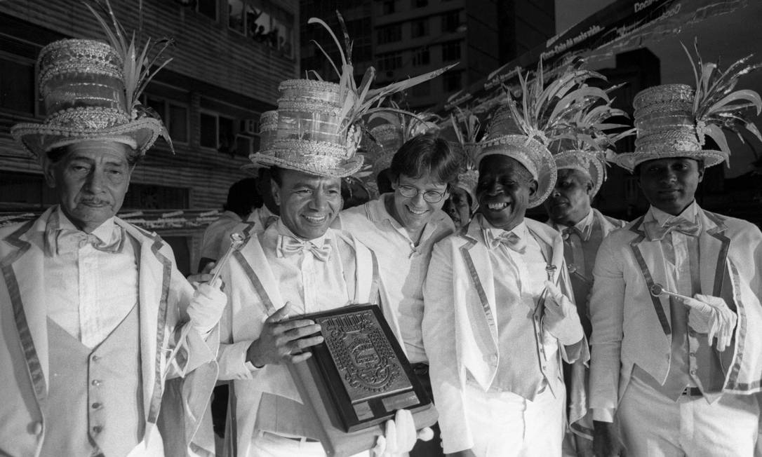 Entrega do Estandarte de Ouro em frente ao Jornal O Globo para Monarco, da Vela Guarda da Portela, em 1979 Foto: Anybal Philot / Agência O Globo