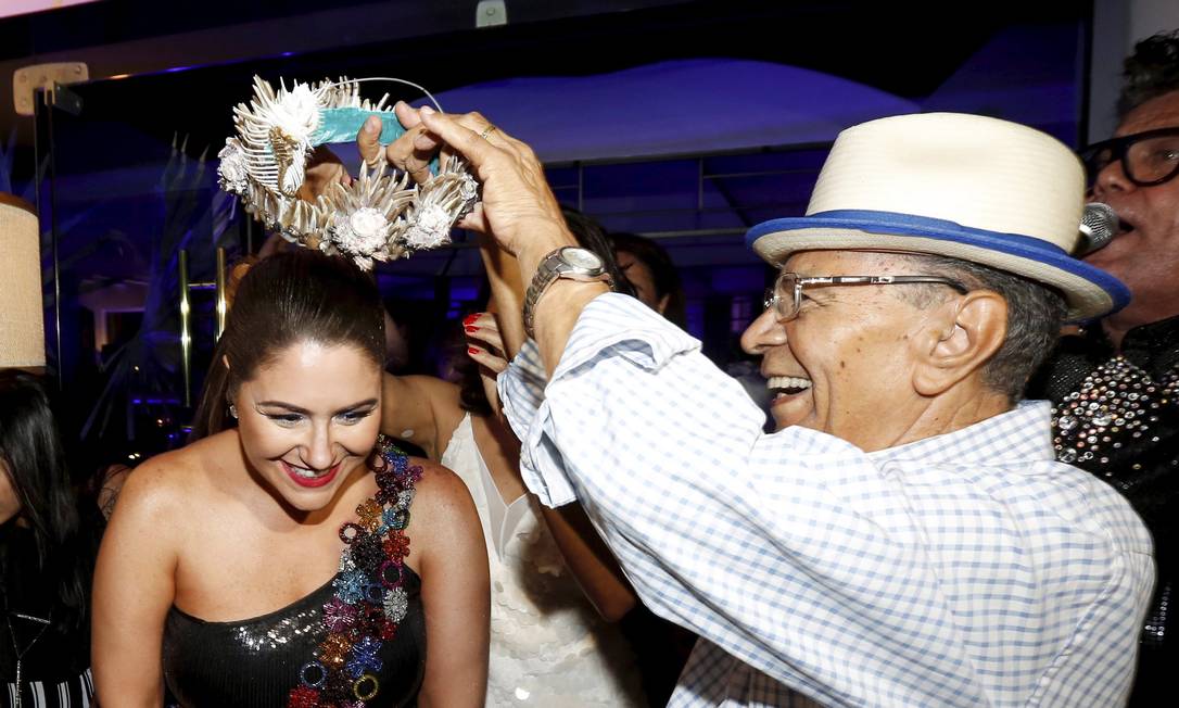 Monarco coroa Maria Rita durante festa de lançamento do Camarote Rio, Samba e Carnaval, em 2018 Foto: Marcos Ramos / Agência O Globo