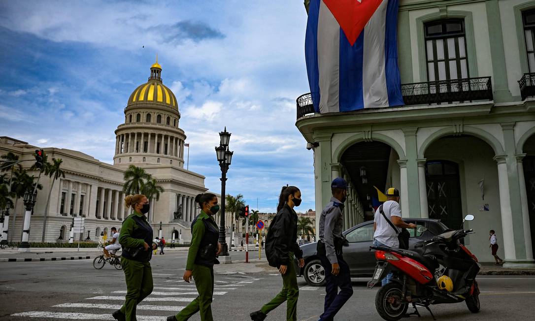 Policiais caminham perto do Capitólio de Havana, na segunda, dia que estava marcado um protesto contra o governo Foto: YAMIL LAGE / AFP