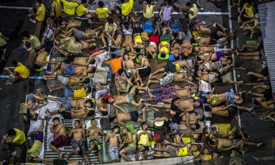 Presos em uma penitenciária superlotada em 19 de outubro de 2016, em Quezon City, Filipinas. O presidente Rodrigo Duterte supervisionou uma repressão brutal contra usuários de drogas Foto: Daniel Berehulak / The New York Times / NYT