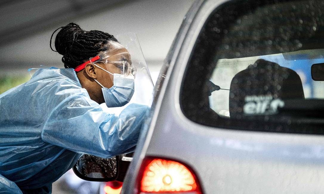 Un trabajador de salud pública holandés prueba el gobierno 19 en un centro de pruebas en la calle en La Haya Foto: RAMON VAN FLYMEN / AFP