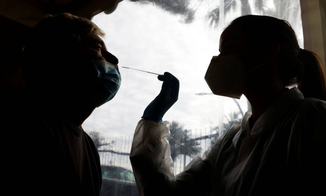 Trabalhadora da saúde administra teste de swab em um centro de testagem da Covid-19, em Nice, França Foto: ERIC GAILLARD / REUTERS