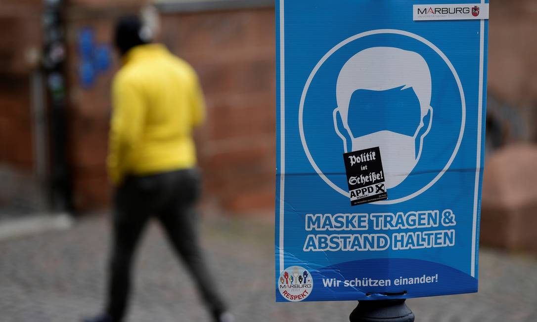 Placa avisa que uso de máscara é obrigatório, nas ruas de Marburg, Alemanha Foto: FABIAN BIMMER / REUTERS