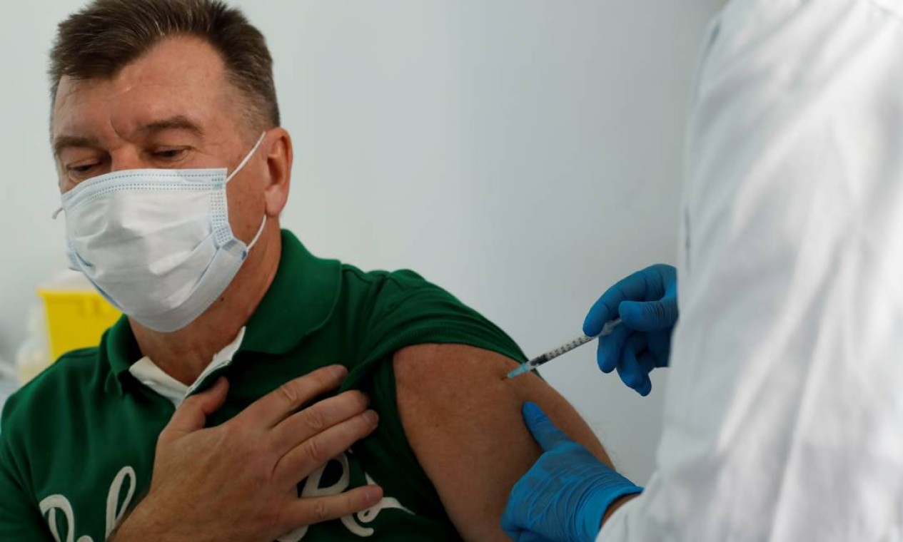 Turista recebe vacina contra coronavírus em um posto móvel de vacinação instalado pelo Ministério da Saúde de Valência em Benidorm, Espanha Foto: EVA MANEZ / REUTERS
