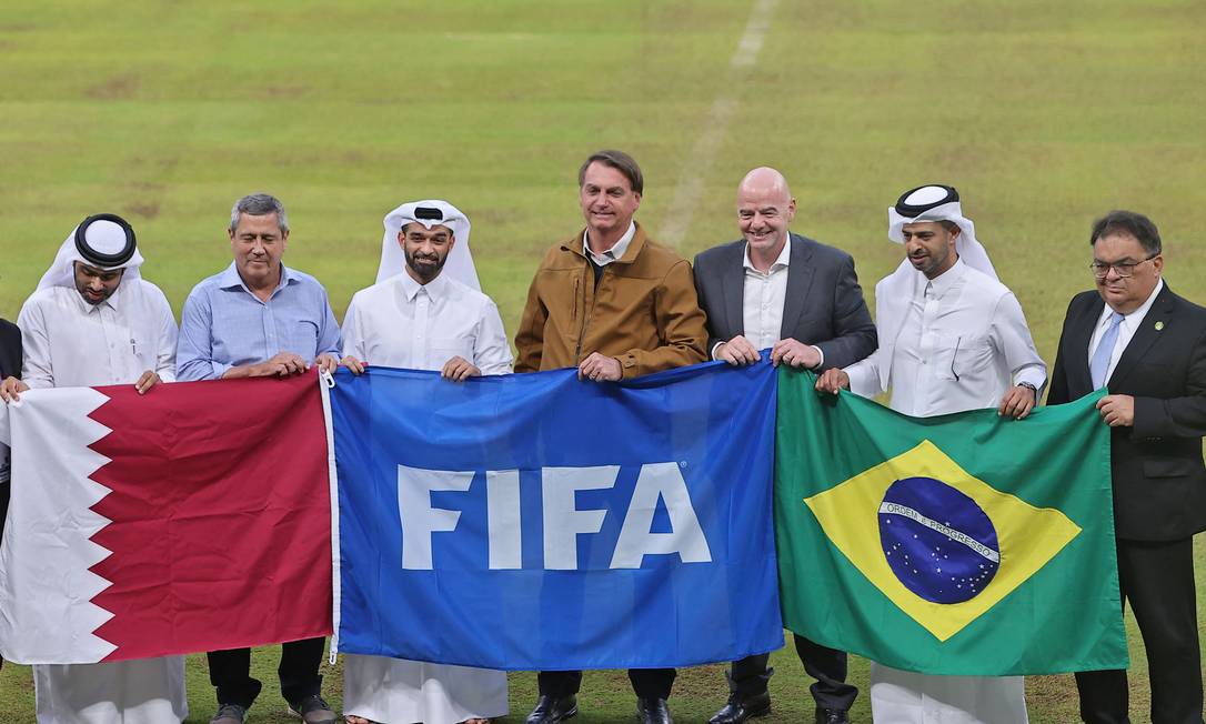 Bolsonaro no centro, acompanhando de Gianni Infantino (à dir. do Presidente), presidente da Fifa, e Hassan al-Thawadi (à esq. do Presidente), secretário-geral da Copa do Mundo no Qatar Foto: KARIM JAAFAR / AFP