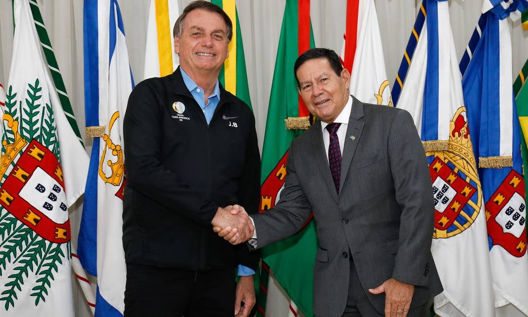 O presidente Jair Bolsonaro transmite o cargo ao vice-presidente Hamilton Mourão, antes de embarcar para viagem ao Golfo Pérsico Foto: Alan Santos/Presidência/12-11-2021