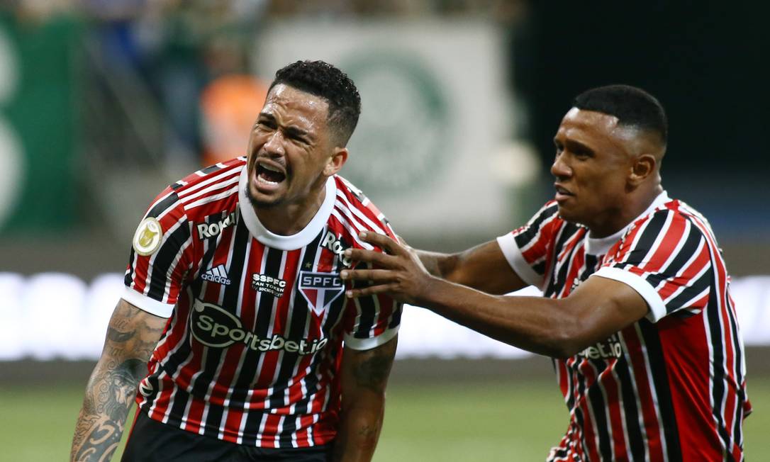 Luciano e Marquinhos, após o segundo gol do São Paulo Foto: CARLA CARNIEL / REUTERS