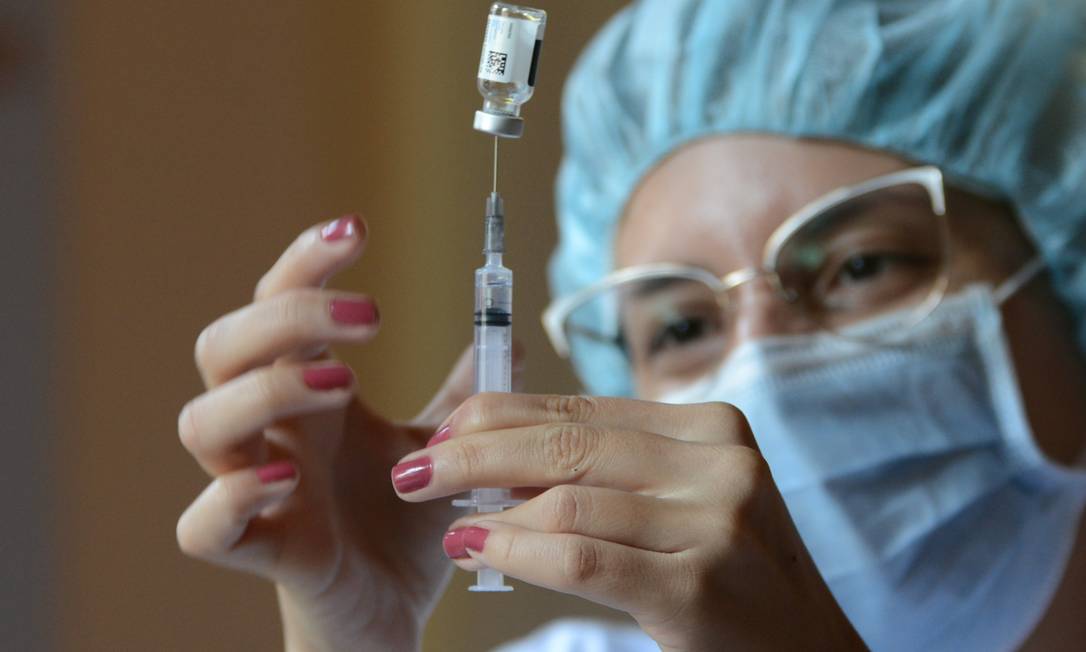 Profissional de saúde prepara dose da vacina da Janssen contra Covid-19 no Museu da República, no Rio de Janeiro Foto: FramePhoto / Agência O Globo/28-06-2021