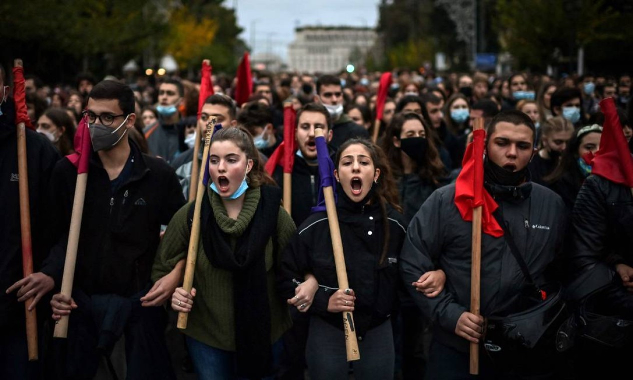 Manifestantes marcham em direção à embaixada dos Estados Unidos, em razão do 48º aniversário do levante politécnico de Atenas de 1973 contra a junta militar dos EUA Foto: ARIS MESSINIS / AFP