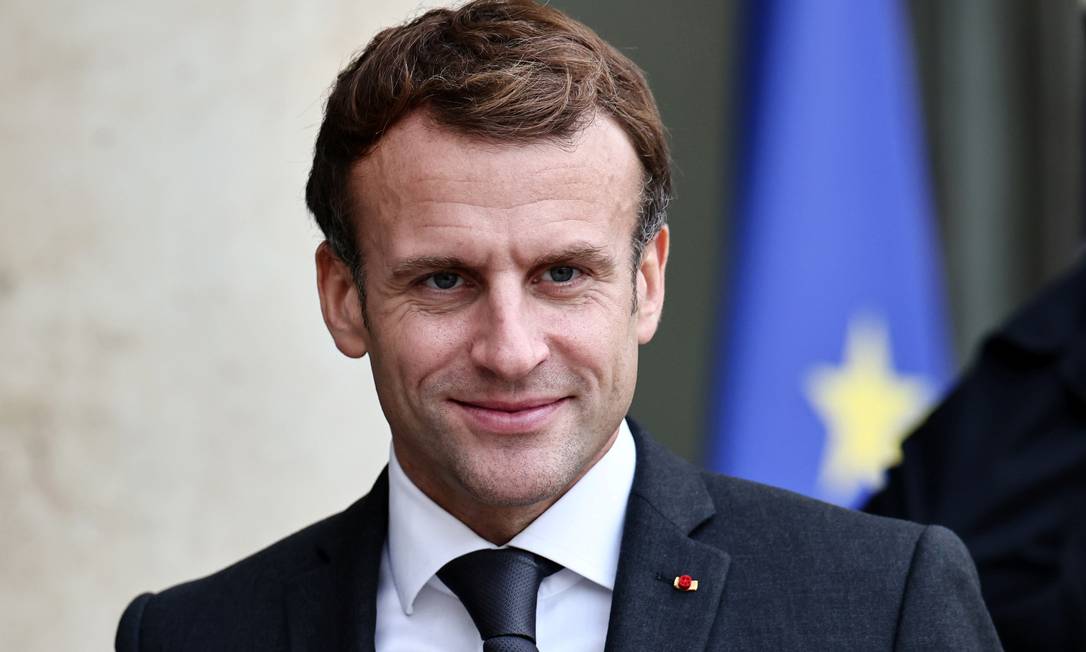 Presidente francês, Emmanuel Macron, sorri aoreceber convidados no Palácio do Eliseu em Paris Foto: SARAH MEYSSONNIER / REUTERS