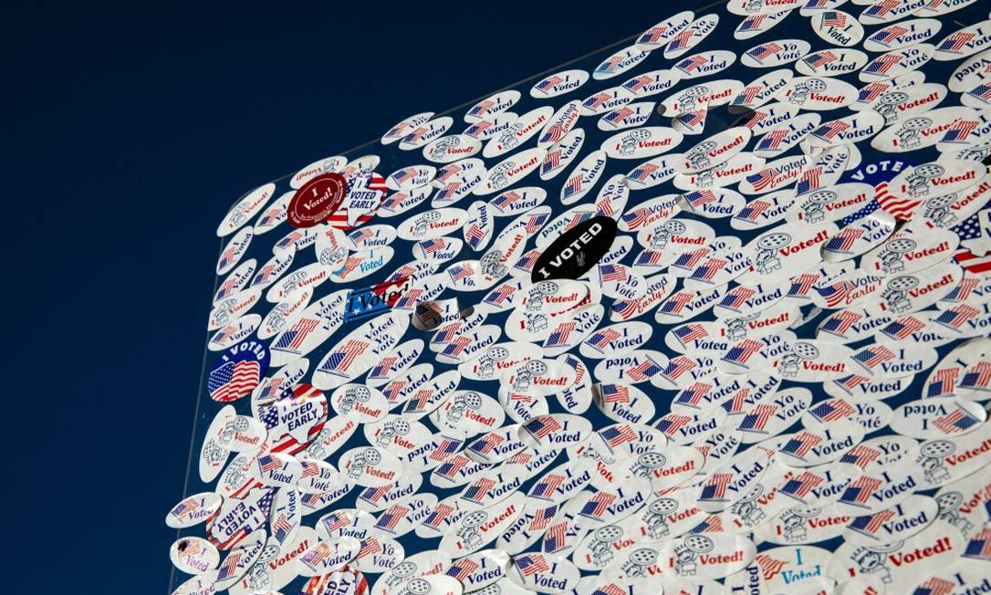 Em Austin, no Texas, parede é decorada com adesivos distribuídos para eleitores às vésperas da eleição de 2020 Foto: TAMIR KALIFA / NYT/31-10-2020