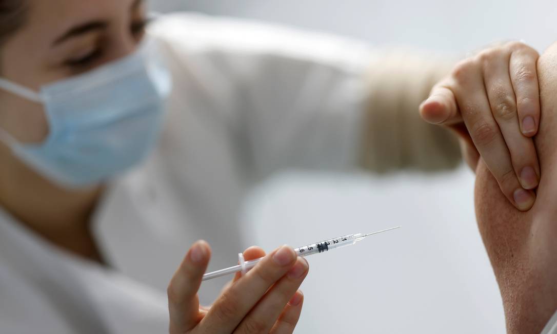 Profissional de saúde aplica vacina contra Covid-19 Foto: STEPHANE MAHE / REUTERS