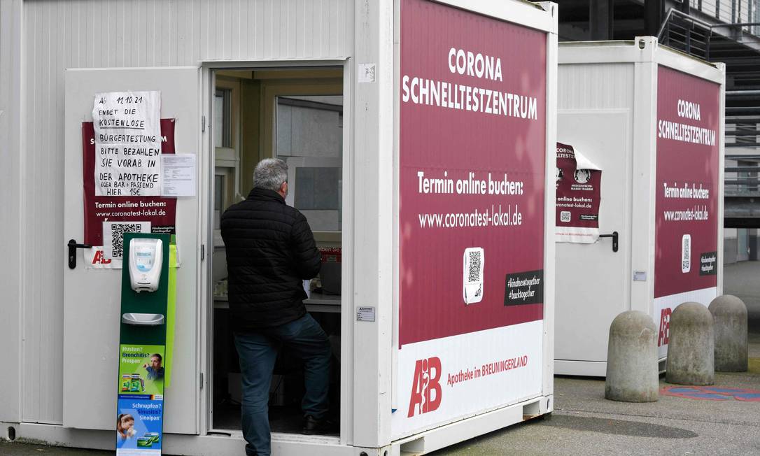 Homem entra em um centro de testes rápidos de coronavírus do lado de fora de um shopping em Ludwigsburg, no Sudoeste da Alemanha Foto: THOMAS KIENZLE / AFP