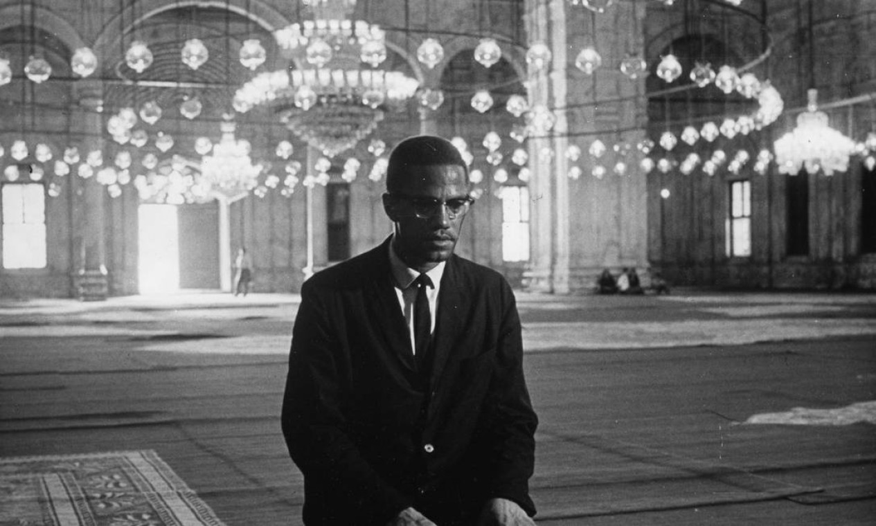 Malcolm X reza na Grande Mesquita de Mohammed Ali, em Cairo, em 1975 Foto: John Launois / Camera Press / Reprodução