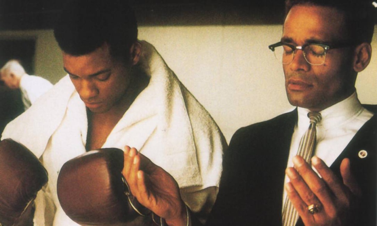 Will Smith, como Mohammed Ali, divide cena com Mario van Peebles, no papel de Malcolm X, no filme "Ali", do diretor Michael Mann, sobre a vida do pugilista Muhammad Ali Foto: Divulgação