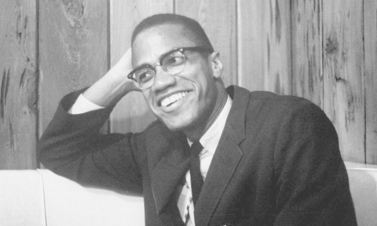 Al Hajj Malik Al-Shabazz ficou conhecido mundilamente como Malcolm X. Órfão de pai, assassinado brutalmente, quando tinha 6 anos, dedicou a vida pela luta contra o racismo, pelos direitos civis dos negros dos EUA Foto: Arquivo