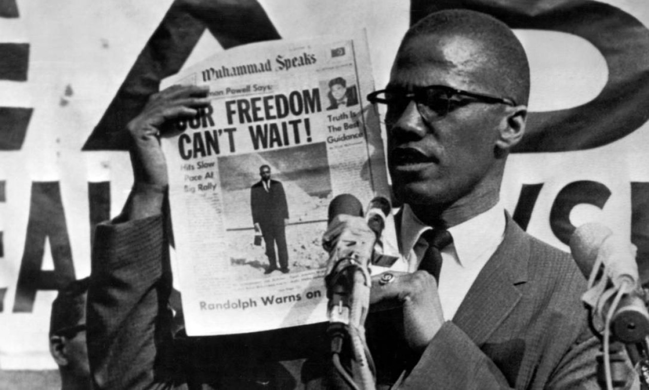 Malcolm X segura capa de jornal islâmico dos EUA com a manchete: "Pela liberdade não se pode esperar" Foto: Arquivo