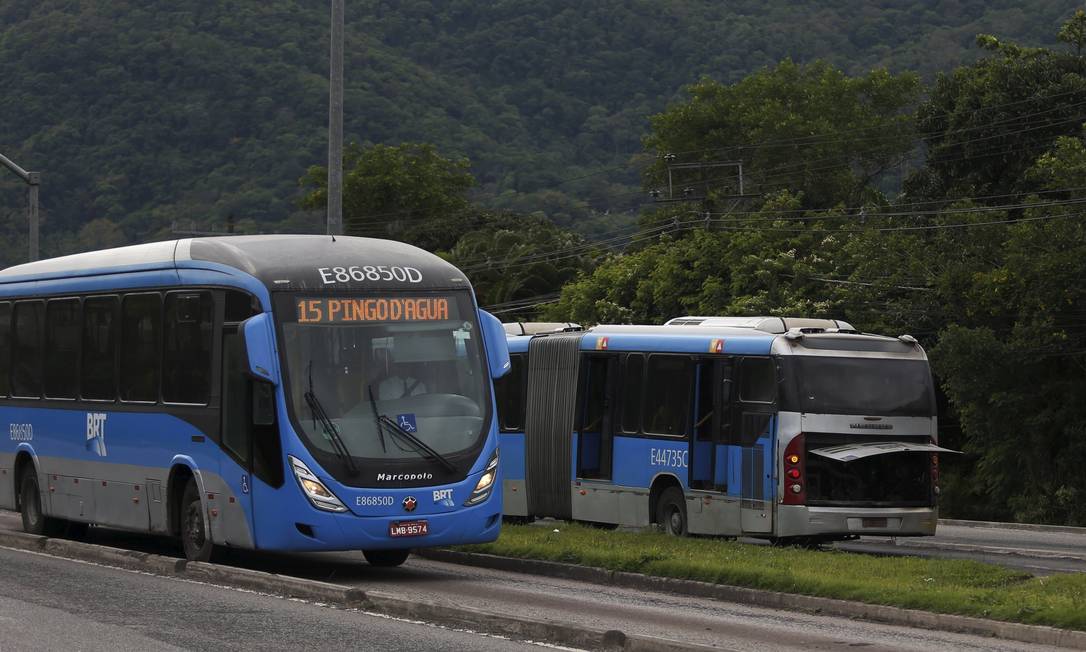 Ônibus do BRT no Rio Foto: Fabiano Rocha / Agência O Globo