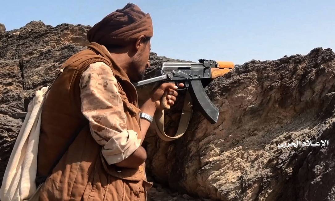 Combatente houthi com uma arma na linha de frente em al-Juba, na província de Marib, no Iêmen Foto: Escritório de mídia do grupo al-Huthi / via AFP