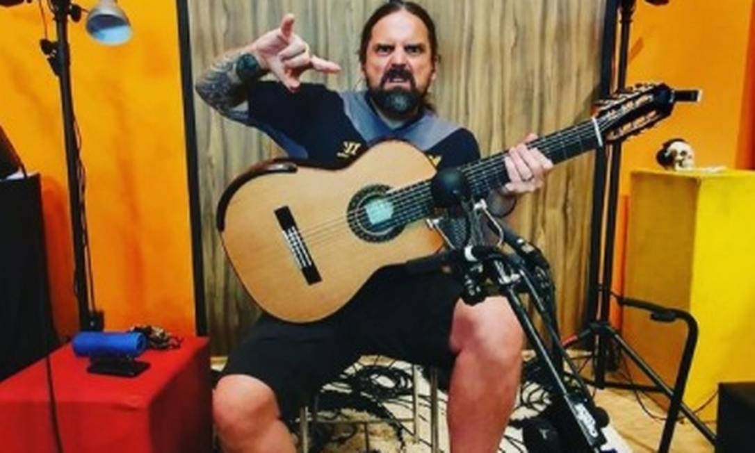 Andreas Kisser, guitarrista do Sepultura, no estúdio em que gravou violões para disco da cantora Céu Foto: Reprodução/Instagram