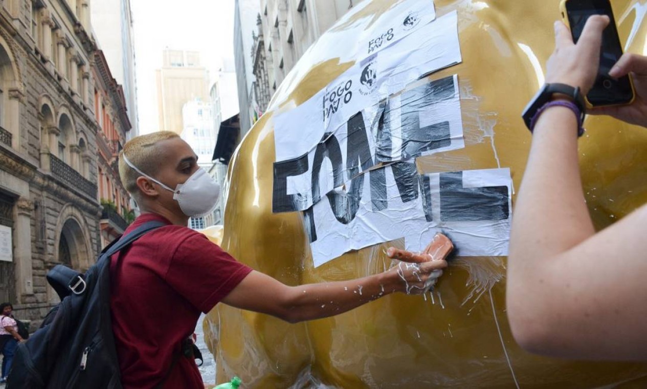 Na quarta (17), grupo de manifestantes colaram cartazes na escultura com a palavra "fome" Foto: Fotoarena / Agência O Globo