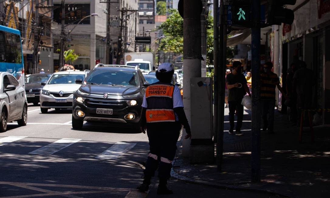 Fiscalização: A parada na faixa esquerda da rua não é mais permitida Foto: Maria Isabel Oliveira / Agência O Globo