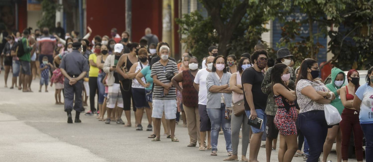 Agência da Caixa com fila de espera para benefícios sociais do governo Foto: Gabriel de Paiva / Agência O Globo