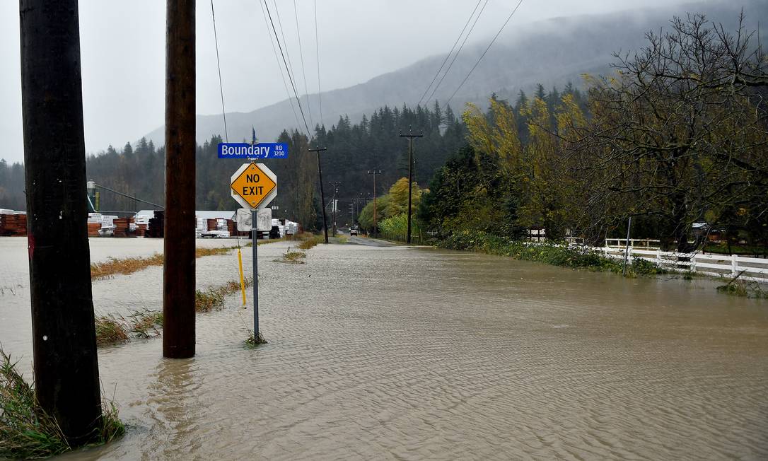 Estradas ficaram inundadas na província canadense de Colúmbia Britânica Foto: JENNIFER GAUTHIER / REUTERS