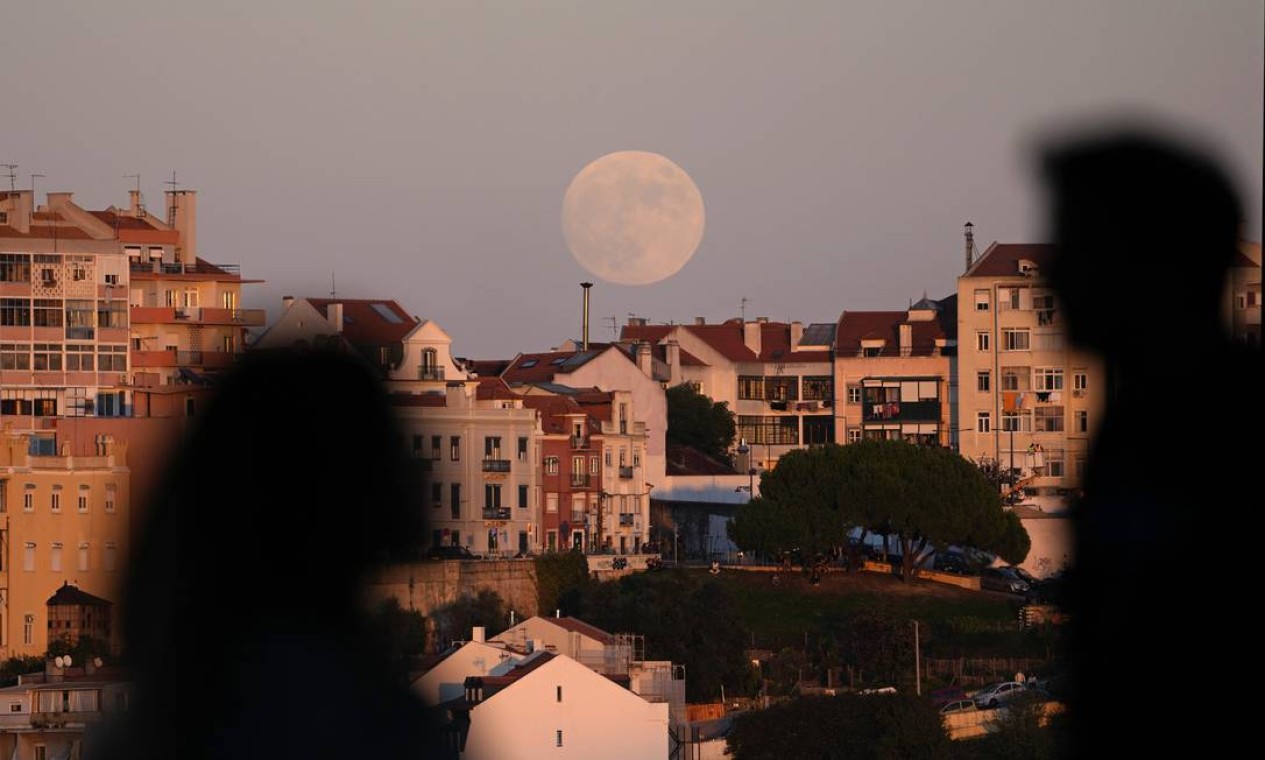 Lua fotografada durante amanhecer em Lisboa, Portugal Foto: Armando Franca / AP