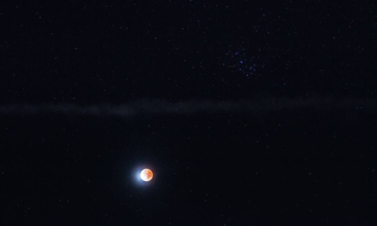 Eclipse lunar junto da constelação de plêiades, nos Estados Unidos Foto: Greg Hogan / Reprodução/redes sociais