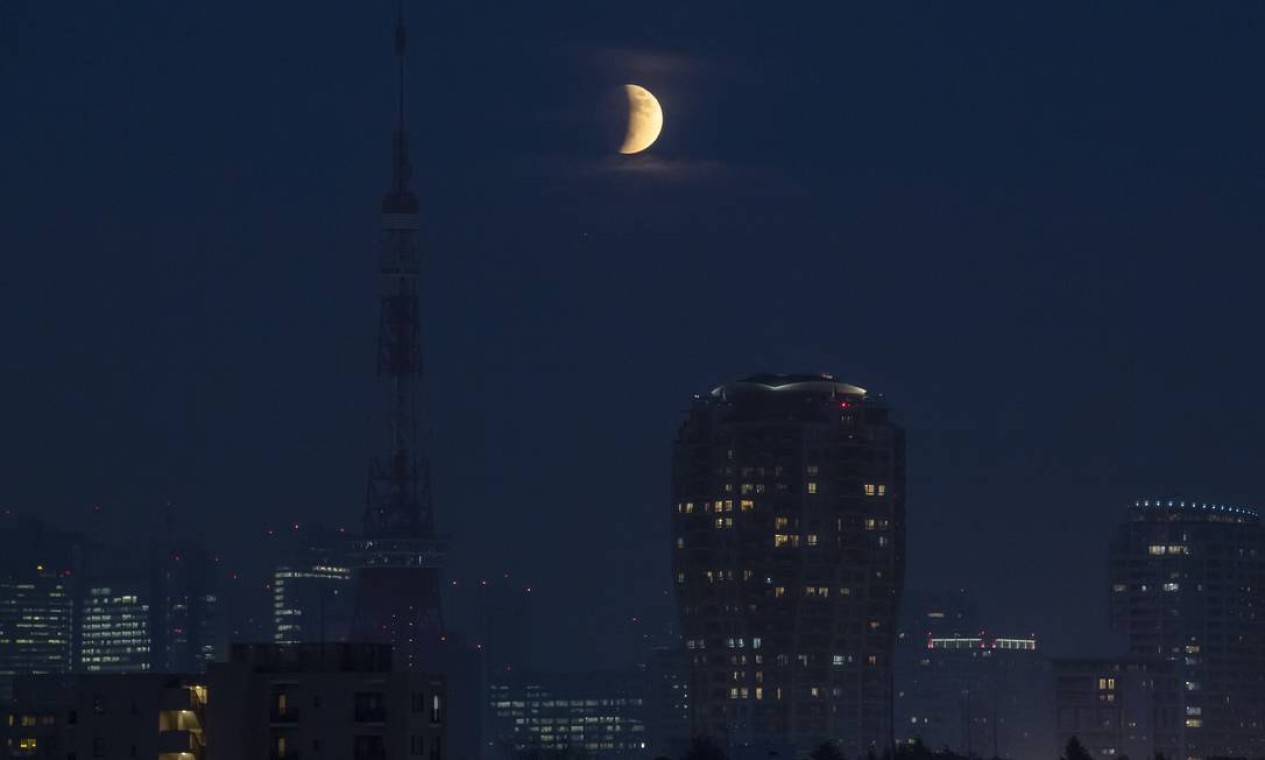 Lua enquadrada com a belíssima paisagem urbana de Tóquio, no Japão. Foto: Kiishiro Sato