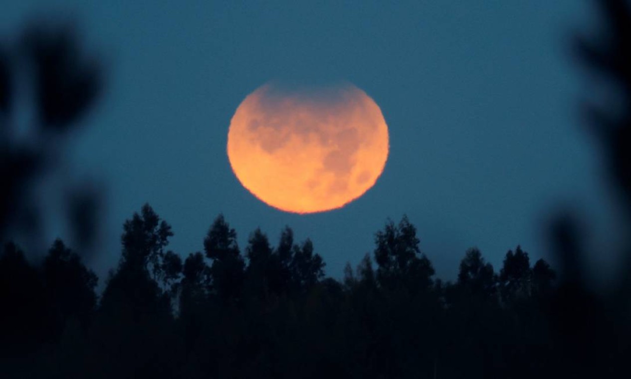 Lua sangrenta também ficou visível em Santiago de Compostela, no Chile. Foto: Lavandeira Jr